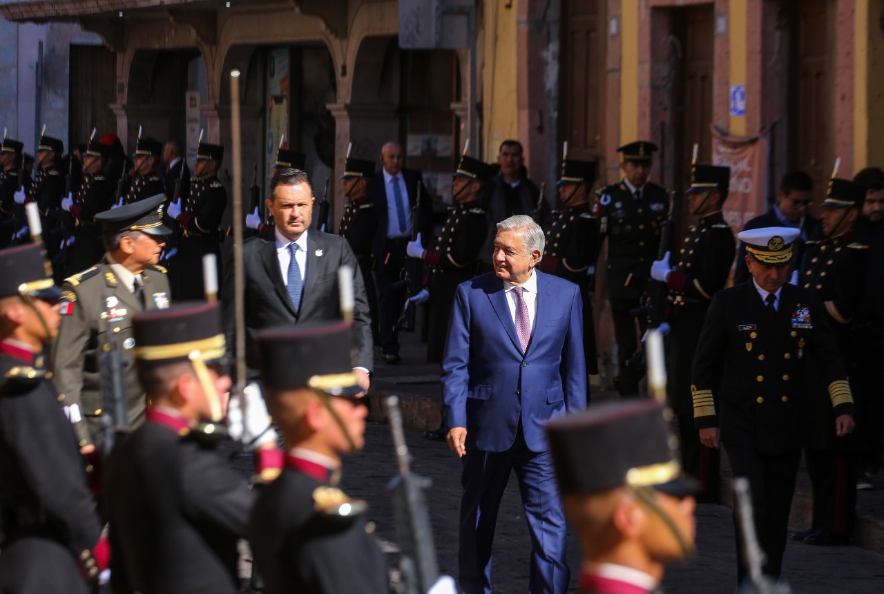 AMLO modificó el protocolo. Desplazó a Santiago Creel y Norma Piña para flanquearse por Mauricio Kuri y los titulares de SEDENA y SEMAR.