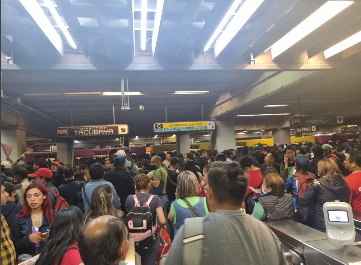En Tacubaya, durante la hora pico del metro, usuarios tardaron hasta 30 minutos en poder bajar al anden